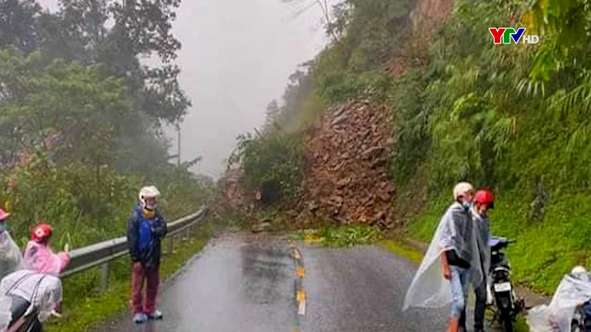 Mưa lớn gây sạt lở trên đèo Khau Phạ, huyện Mù Cang Chải