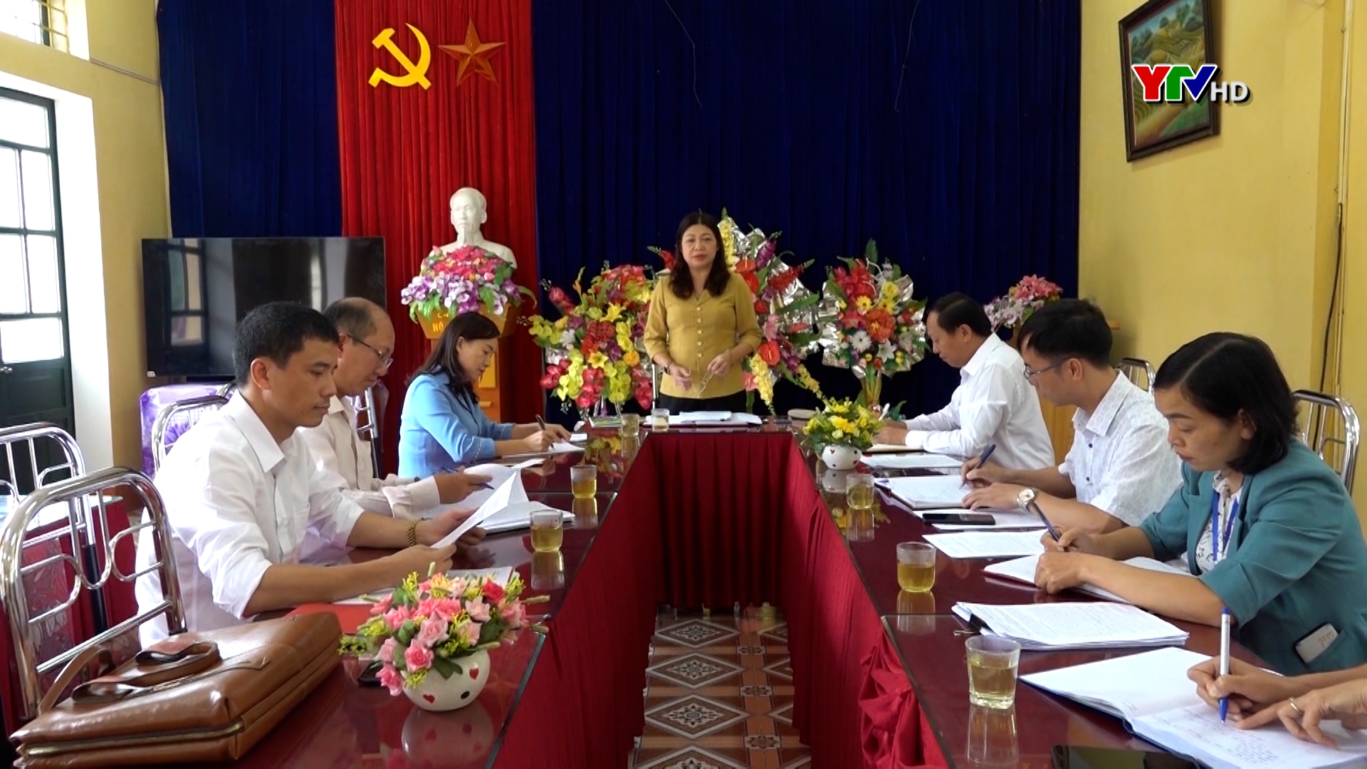 Đồng chí Hoàng Thị Vĩnh – Trưởng Ban Dân vận Tỉnh ủy làm việc tại huyện Mù Cang Chải