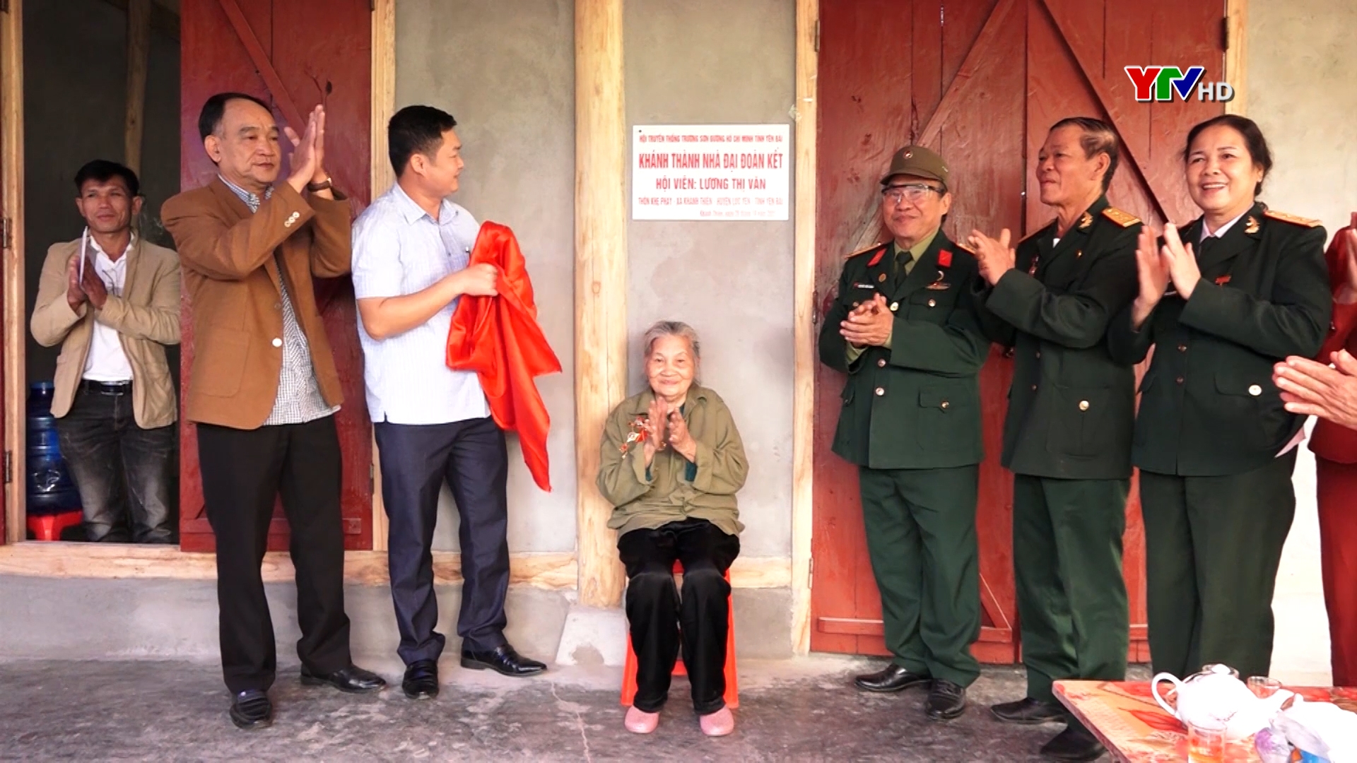 Trao nhà cho hội viên Hội truyền thống Trường Sơn - Đường Hồ Chí Minh tại huyện Lục Yên
