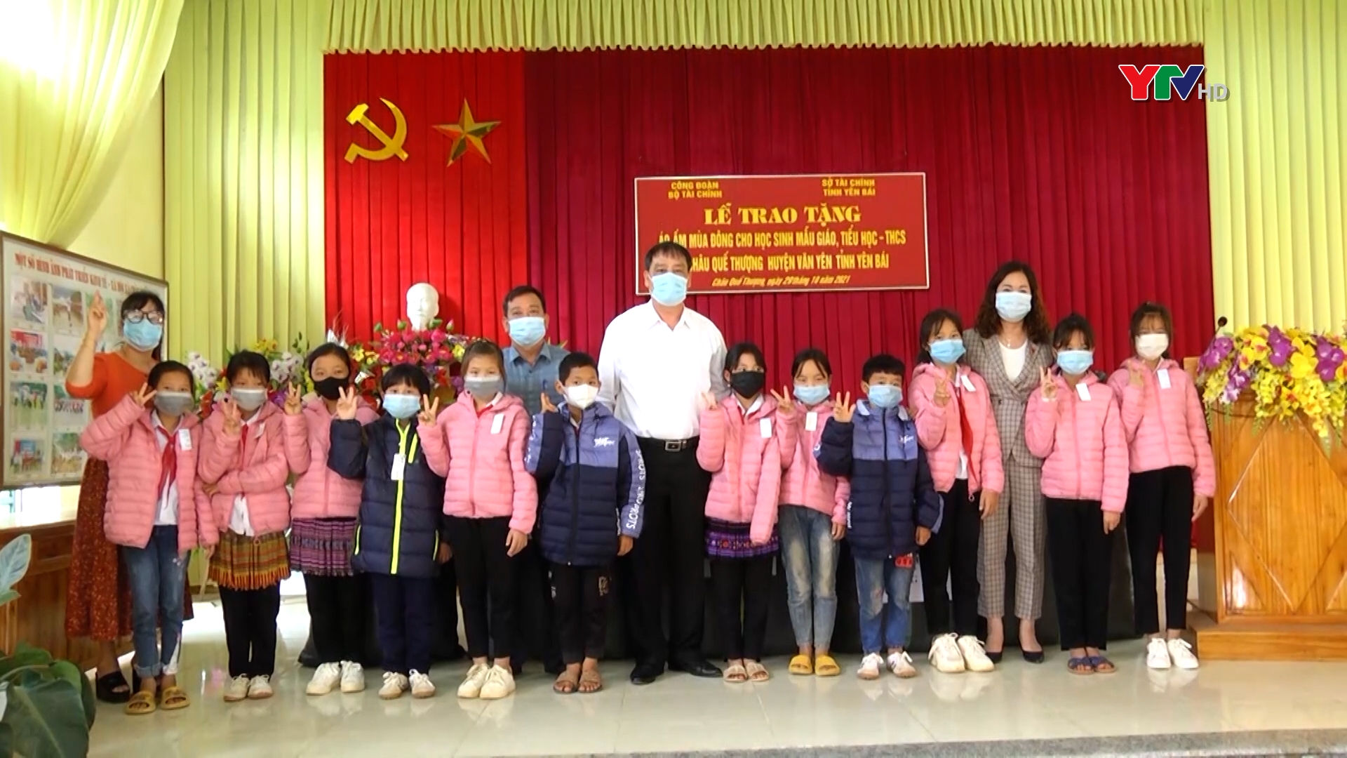 Chương trình “Áo ấm mùa đông cho em” tại huyện Văn Yên