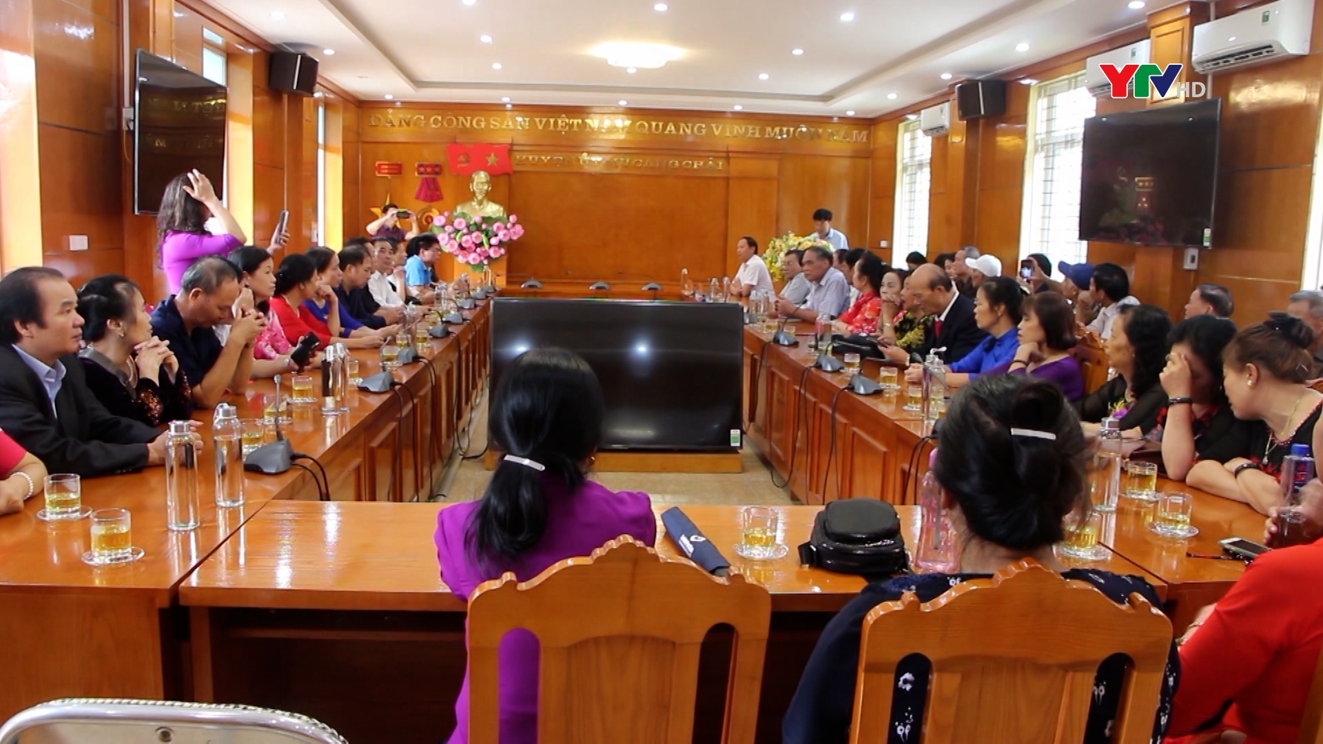 Huyện ủy Mù Cang Chải gặp mặt nguyên lãnh đạo huyện qua các thời kỳ