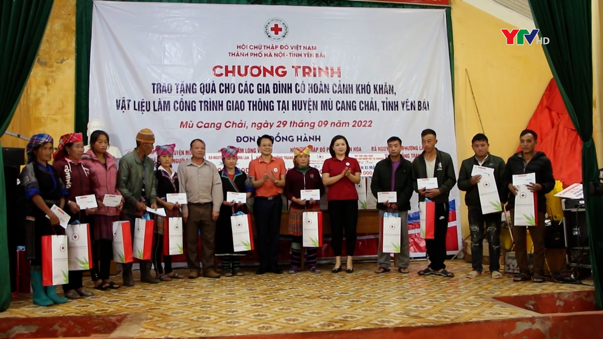 Hội Chữ thập đỏ Thành phố Hà Nội tặng quà tại huyện Mù Cang Chải