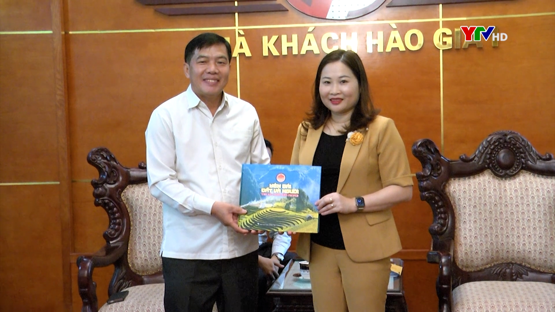 Đồng chí Phó Chủ tịch UBND tỉnh Vũ Thị Hiền Hạnh tiếp đoàn công tác hai tỉnh của nước CHDCND Lào tới chào xã giao