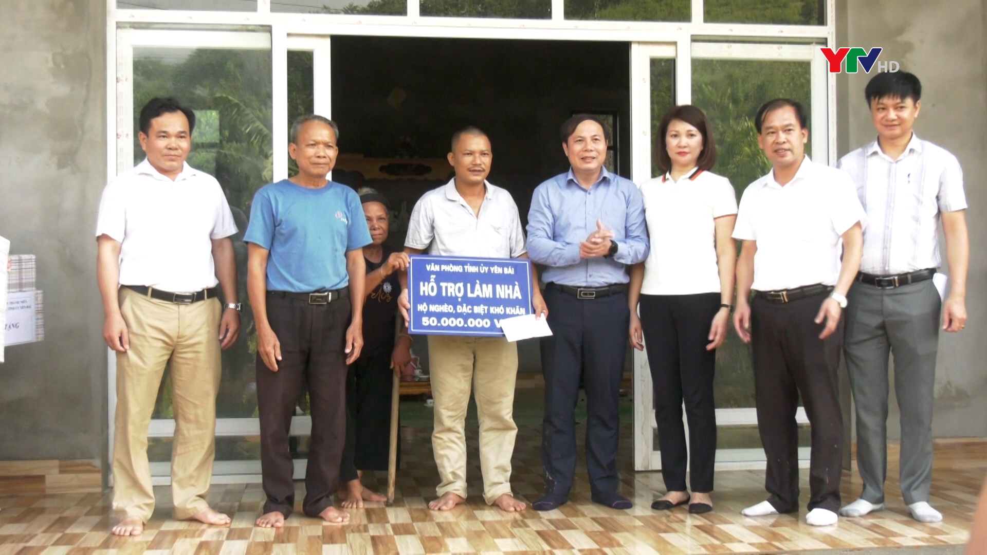 Văn phòng Tỉnh uỷ Yên Bái đã trao tiền hỗ trợ làm nhà cho hộ nghèo tại Yên Bình