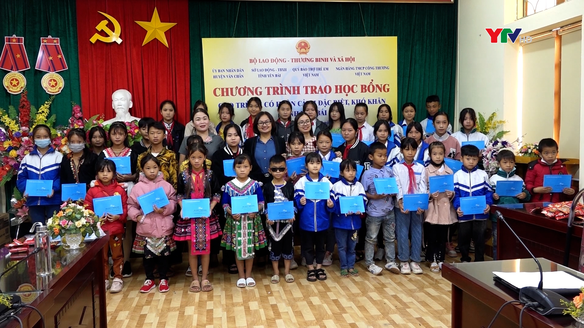 Quỹ Bảo trợ trẻ em Việt Nam trao học bổng cho học sinh tại Yên Bái