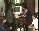 Đoàn công tác của UBMTTQ tỉnh Yên Bái tặng quà cho các đối tượng chính sách ở Văn Yên