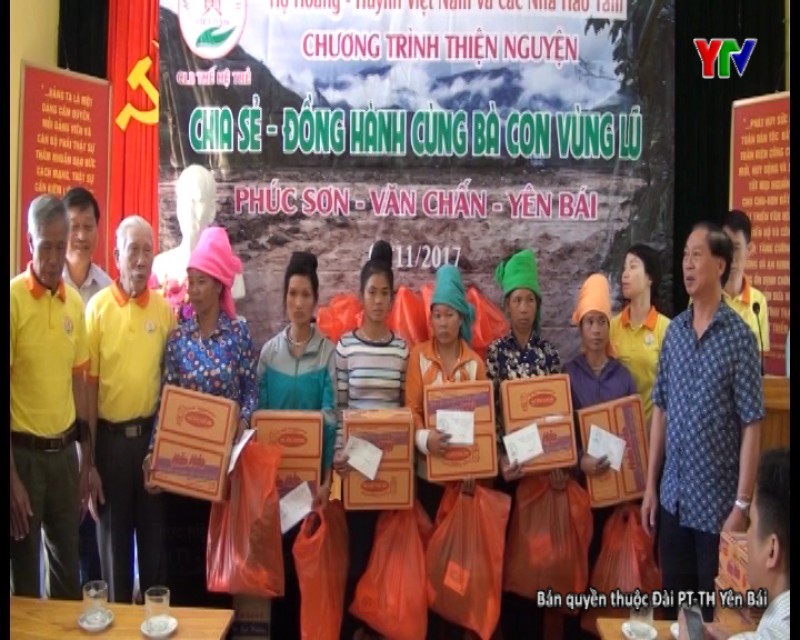 Đoàn thiện nguyện dòng họ Hoàng - Huỳnh Việt Nam hỗ trợ các gia đình bị ảnh hưởng mưa lũ tại huyện Văn Chấn