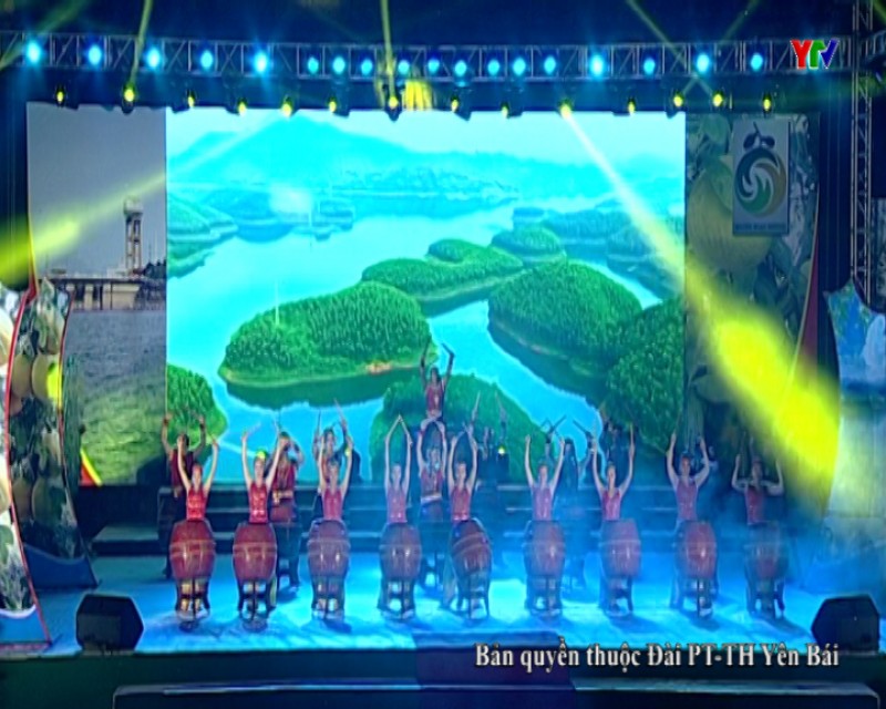 Chương trình Khai mạc Lễ hội Bưởi Đại Minh và đua thuyền trên hồ Thác Bà huyện Yên Bình 2017