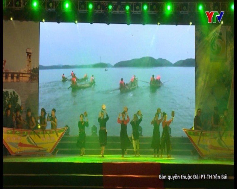 Ấn tượng khai mạc Lễ hội Bưởi Đại Minh và đua thuyền trên Hồ Thác Bà năm 2017