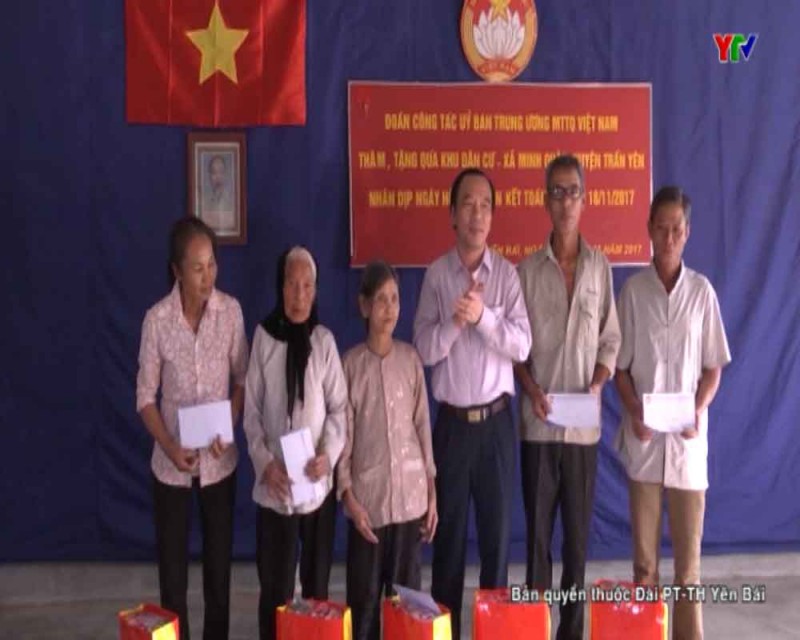 Đoàn công tác của Ủy ban Trung Ương MTTQ Việt Nam tặng quà tại huyện Trấn Yên
