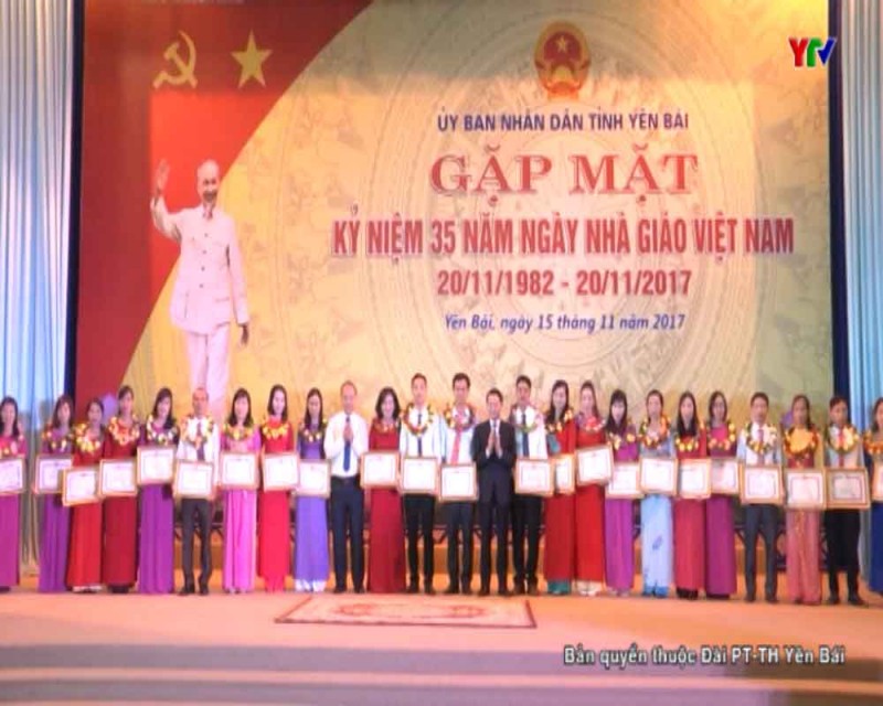 UBND tỉnh gặp mặt các thế hệ cán bộ, giáo viên nhân kỷ niệm 35 năm ngày nhà giáo Việt Nam