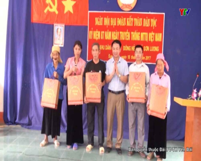 Đồng chí Vũ Quỳnh Khánh – Chủ nhiệm UBKT Tỉnh ủy dự Ngày hội đại đoàn kết tại xã Sơn Lương - Văn Chấn