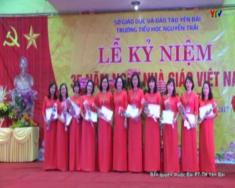 Các đồng chí lãnh đạo tỉnh và các ngành chúc mừng các trường nhân kỷ niệm ngày Nhà giáo Việt Nam 20-11