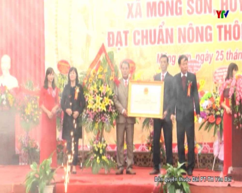 Xã Mông Sơn, huyện Yên Bình đón bằng công nhận đạt chuẩn nông thôn mới.