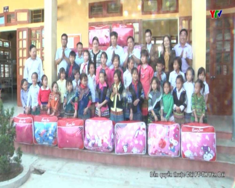 Huyện Văn Yên tổ chức chương trình chăn ấm mùa đông cho học sinh bán trú