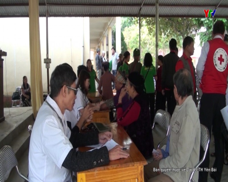 Hôi Chữ thập đỏ TP Hải Phòng khám bệnh, cấp phát thuốc miễn phí cho nhân dân xã Yên Thái, huyện Văn Yên