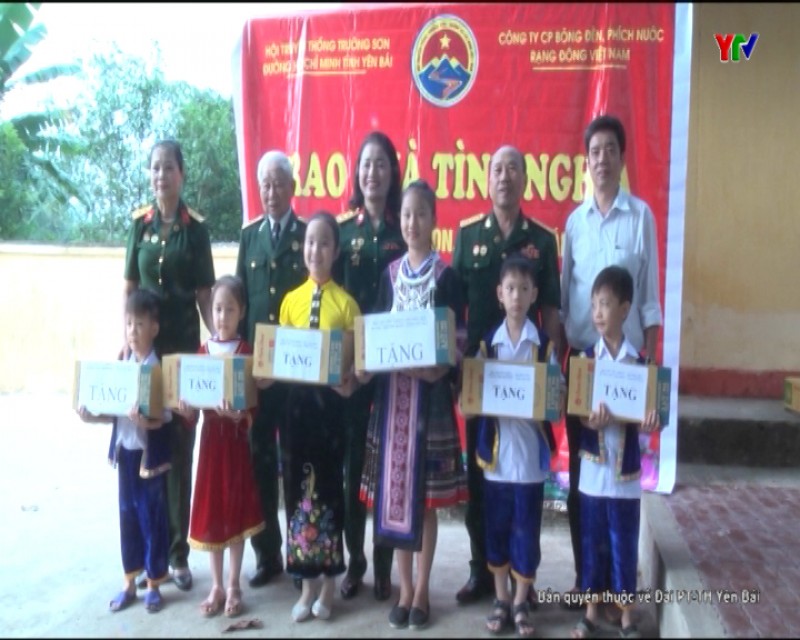 Trao quà cho học sinh Trường mầm non và Trường Tiểu học Yên Thịnh, TP Yên Bái