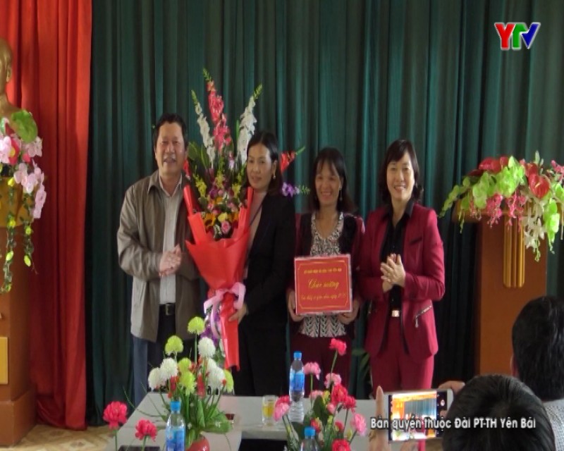 Sở GD-ĐT thăm và tặng quà các trường học tại huyện Mù Cang Chải