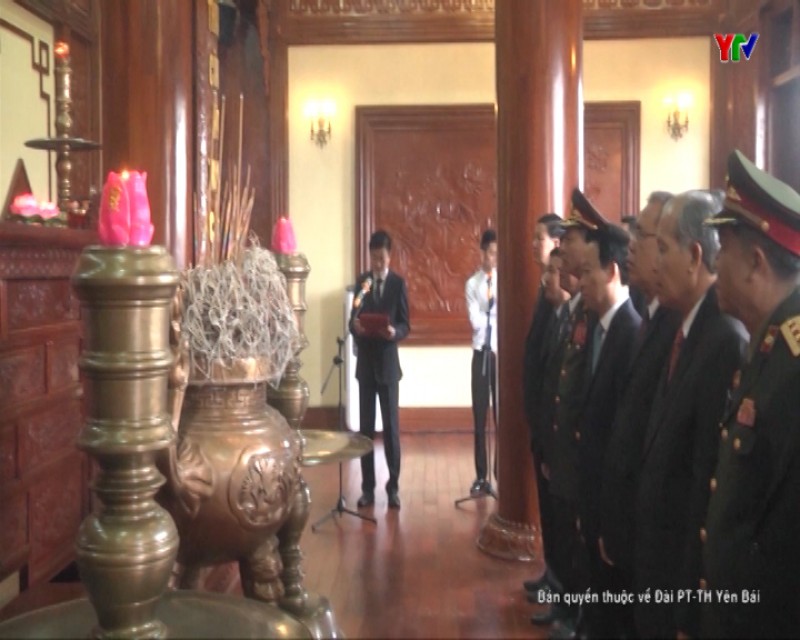 Đoàn đại biểu cấp cao tỉnh Xaynhabuly (CHDCND Lào) dâng hương tưởng niệm Chủ tịch Hồ Chí Minh