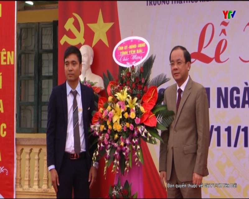 Đồng chí Phó Chủ tịch TT UBND tỉnh Tạ Văn Long chúc mừng Trường TH&THCS Kiên Thành, huyện Trấn Yên