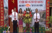 Đồng chí Trưởng Ban Dân vận Tỉnh ủy Hoàng Xuân Nguyên chúc mừng Trường THCS Tô Hiệu, thị xã Nghĩa Lộ