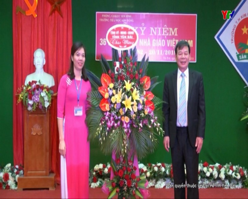 Đồng chí Trưởng Ban Tổ chức Tỉnh ủy chúc mừng Trường Tiểu học Kim Đồng, huyện Yên Bình