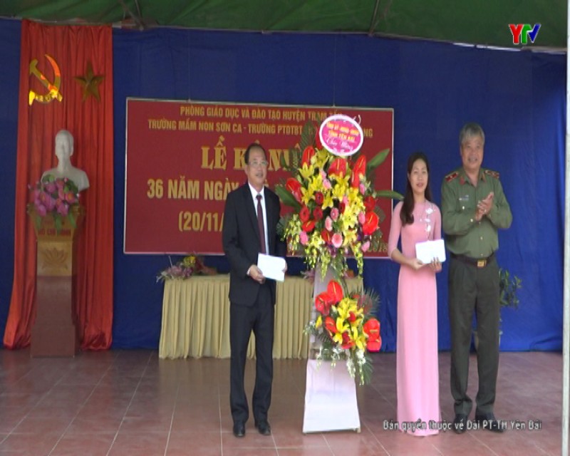Đồng chí Thiếu tướng Đặng Trần Chiêu - Giám đốc Công an tỉnh chúc mừng các trường học huyện Trạm Tấu