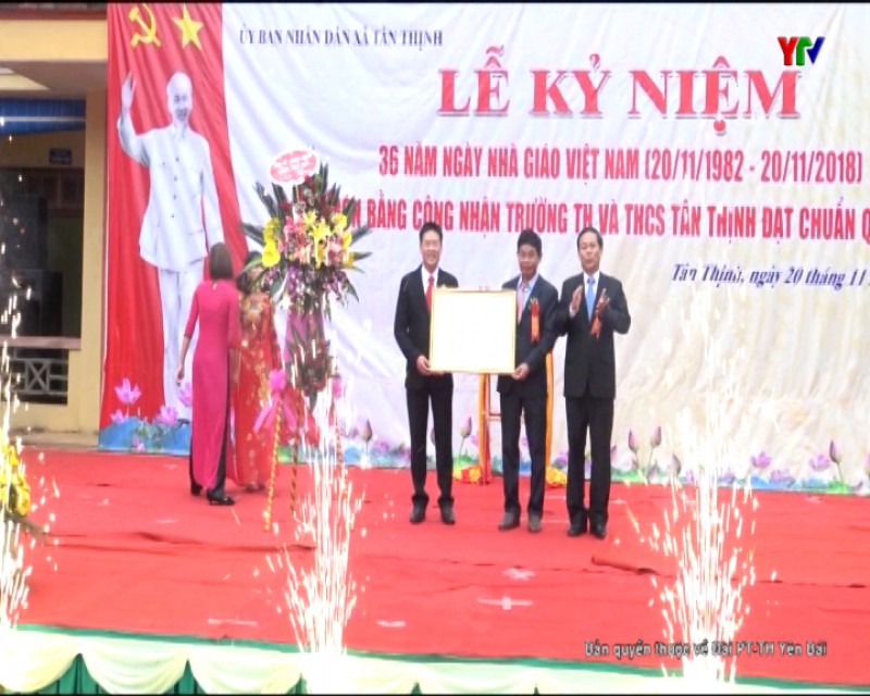 Đồng chí Phó Chủ tịch UBND tỉnh Nguyễn Văn Khánh chúc mừng Trường TH&THCS Tân Thịnh, huyện Văn Chấn