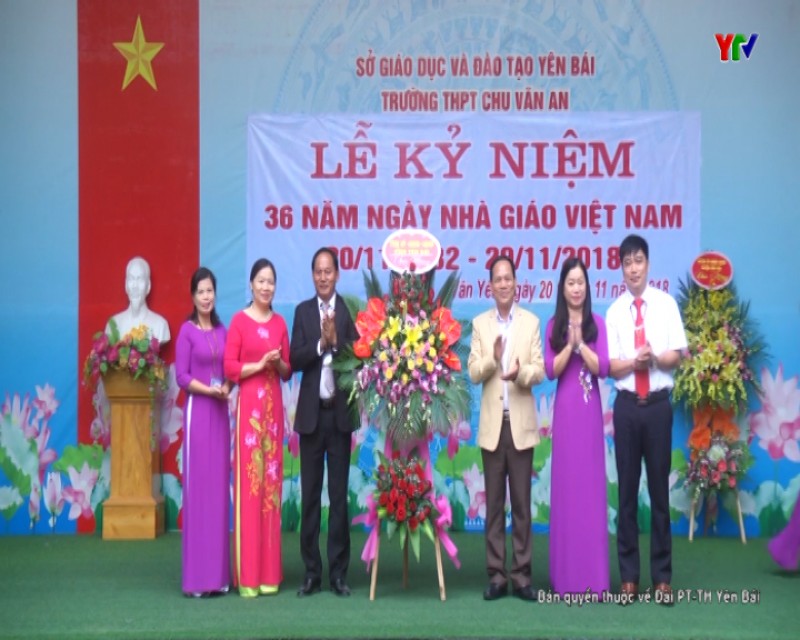 Đồng chí Phó Chủ tịch HĐND tỉnh Triệu Tiến Thịnh chúc mừng Trường THPT Chu Văn An, huyện Văn Yên