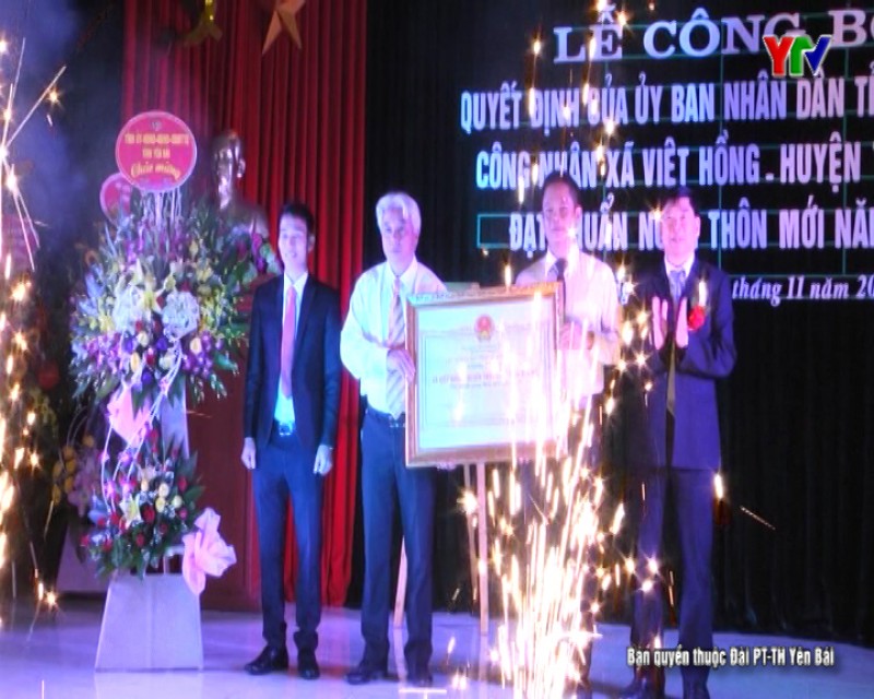 Xã Việt Hồng, huyện Trấn Yên đón Bằng công nhận đạt chuẩn nông thôn mới
