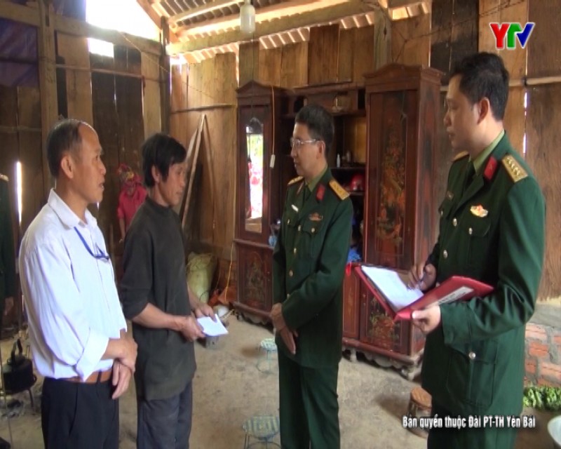 Bộ CHQS tỉnh bàn giao kinh phí hỗ trợ các hộ nghèo xã Chế Cu Nha, huyện Mù Cang Chải