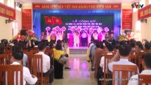 Đồng chí Chủ tịch UBND tỉnh Đỗ Đức Duy trao Bằng công nhận đạt chuẩn nông thôn mới cho xã Hồng Ca, huyện Trấn Yên