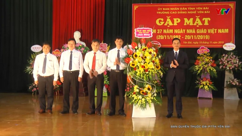 Đồng chí Phó Chủ tịch UBND tỉnh Dương Văn Tiến chúc mừng Trường Cao đẳng Nghề Yên Bái nhân ngày Nhà giáo Việt Nam