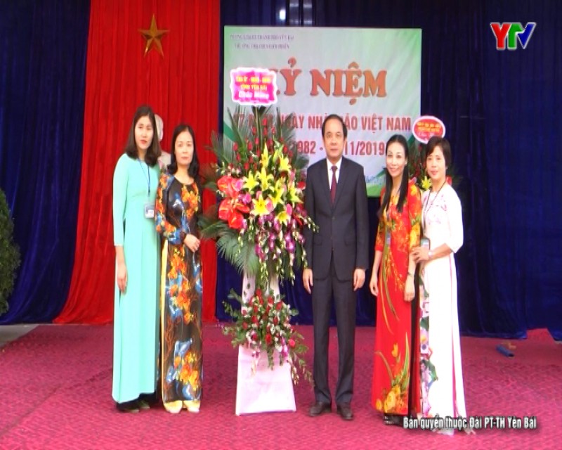 Phó Chủ tịch Thường trực UBND tỉnh Tạ Văn Long chúc mừng Trường TH&THCS Giới Phiên, thành phố Yên Bái nhân ngày 20/11