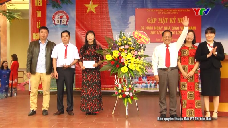 Các đồng chí lãnh đạo tỉnh chung vui với các nhà trường nhân Ngày Nhà giáo Việt Nam