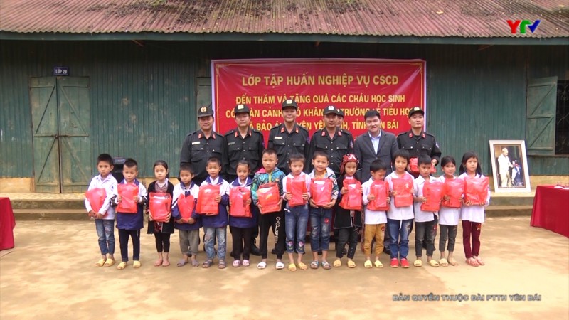 Lớp tập huấn nghiệp vụ Cảnh sát cơ động Công an các tỉnh, thành tặng quà cho học sinh xã Bảo Ái, huyện Yên Bình