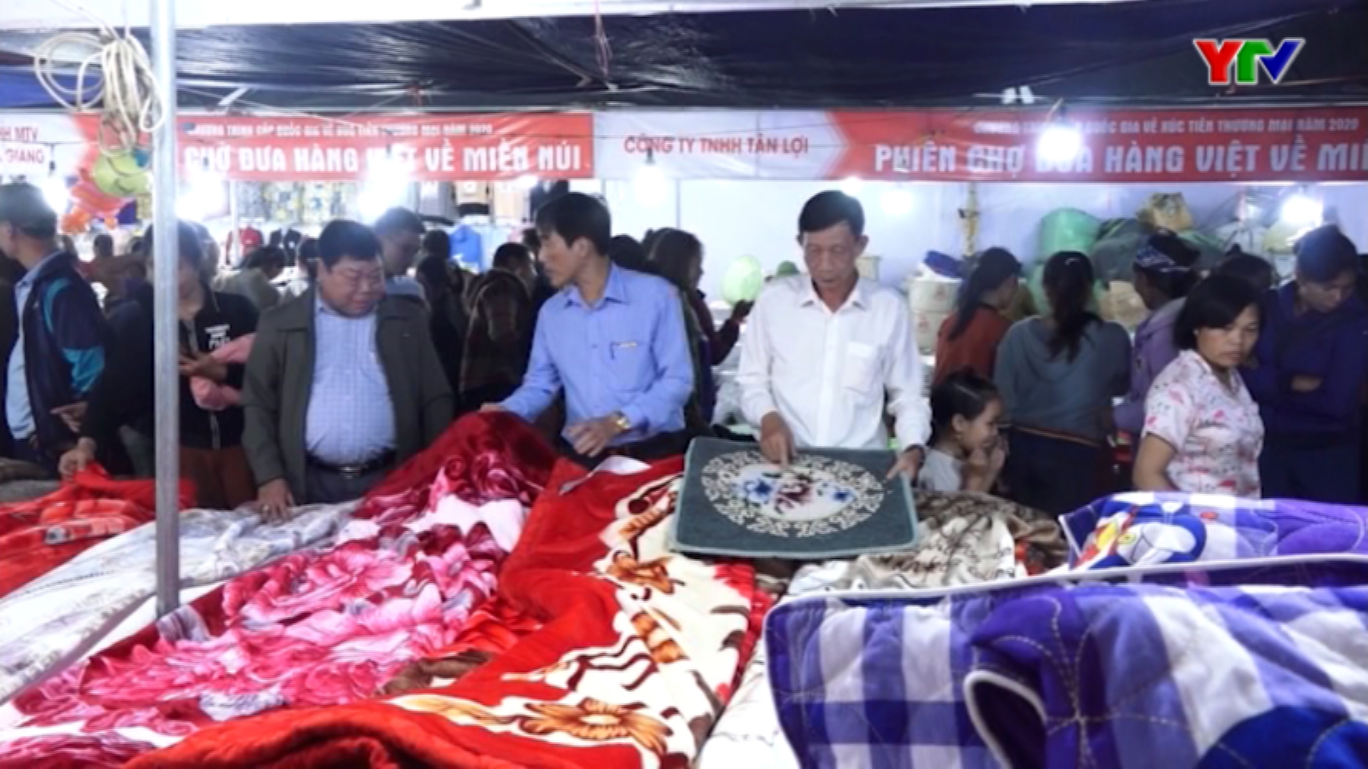 Phiên chợ đưa hàng Việt về miền núi tại huyện Lục Yên