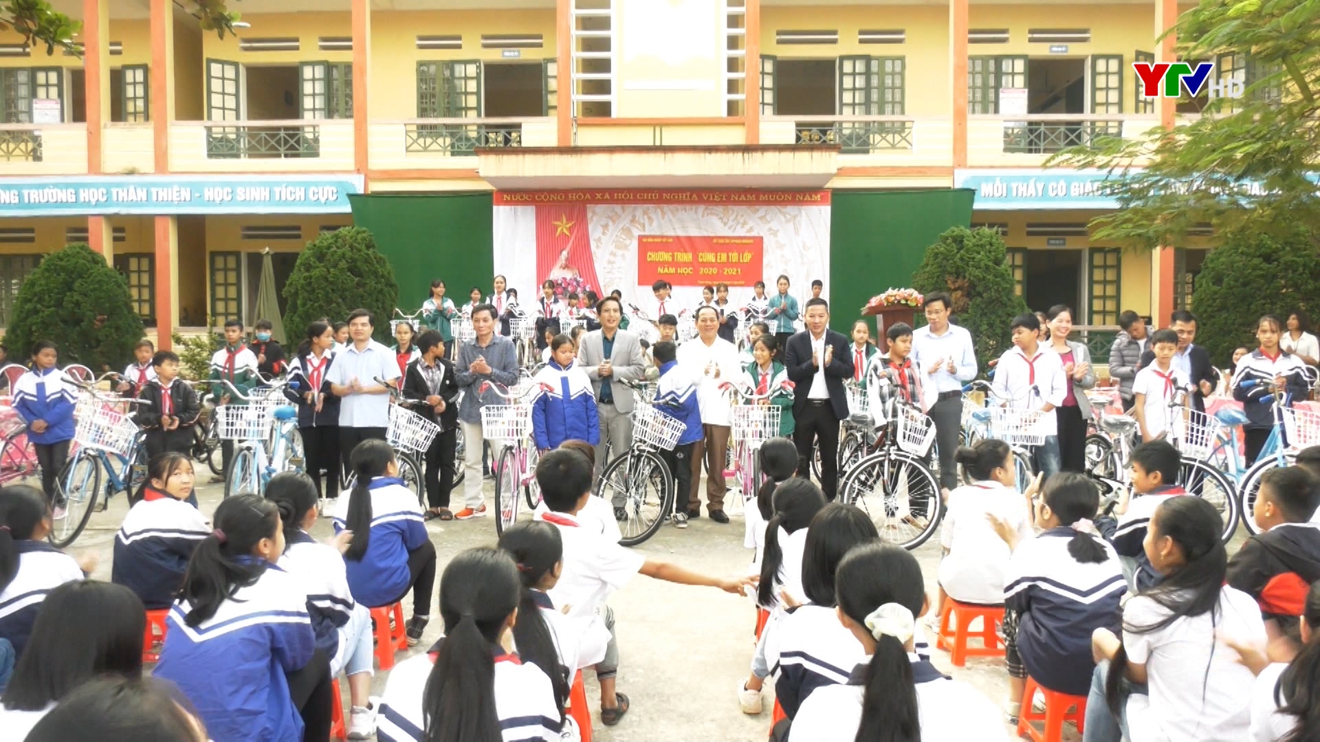 Hội Khuyến học tỉnh Yên Bái trao tặng xe đạp cho học sinh có hoàn cảnh khó khăn của huyện Yên Bình
