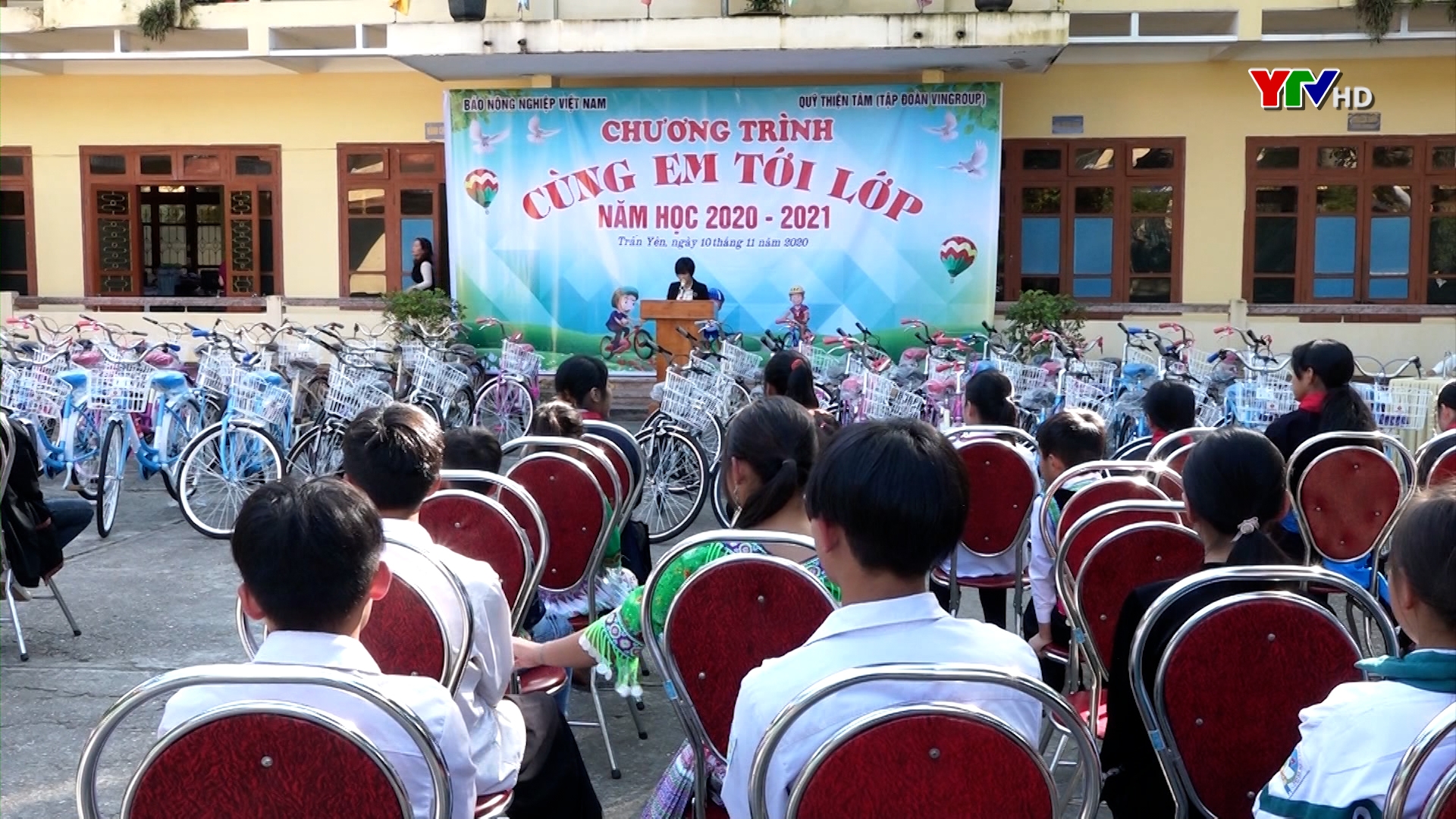 Chương trình "Cùng em tới lớp" năm học 2020 - 2021 tại huyện Trấn Yên.