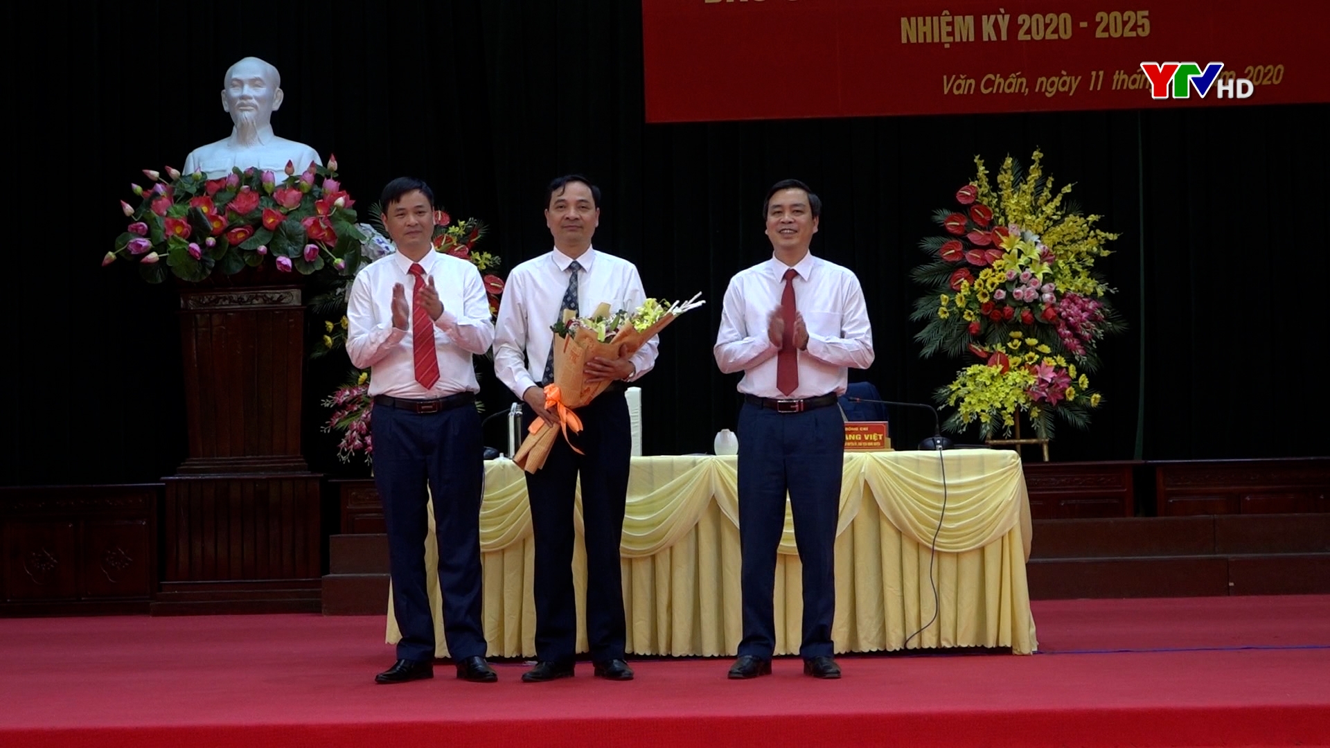 Đồng chí Đặng Duy Hiển được bầu giữ chức Chủ tịch UBND huyện Văn Chấn, nhiệm kỳ 2016 - 2021