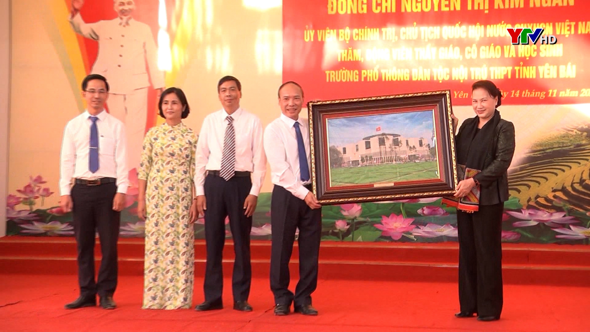 Đồng chí Chủ tịch Quốc hội Nguyễn Thị Kim Ngân thăm Trường PTDT nội trú - THPT tỉnh Yên Bái