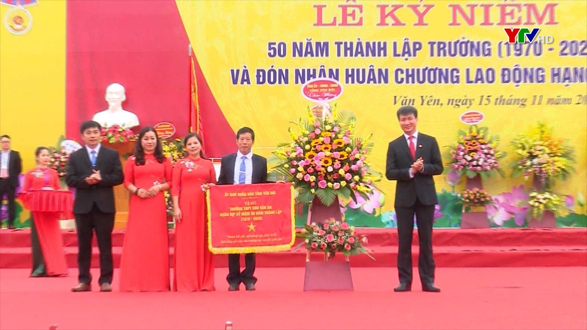 Đồng chí Chủ tịch UBND tỉnh Trần Huy Tuấn dự Lễ kỷ niệm 50 năm thành lập Trường THPT Chu Văn An, huyện Văn Yên