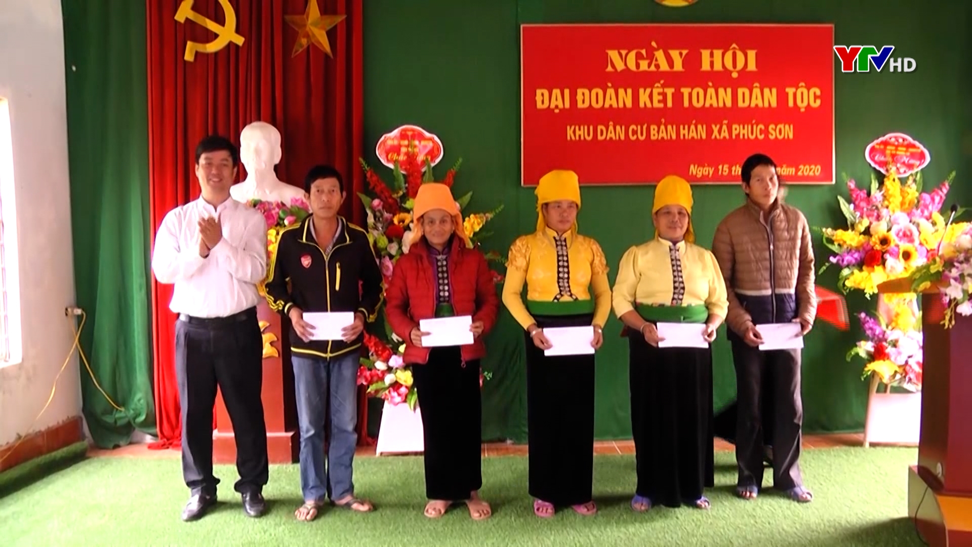 Đồng chí Nguyễn Minh Toàn – Chủ nhiệm Ủy ban Kiểm tra Tỉnh ủy dự Ngày hội đại đoàn kết tại thị xã Nghĩa Lộ