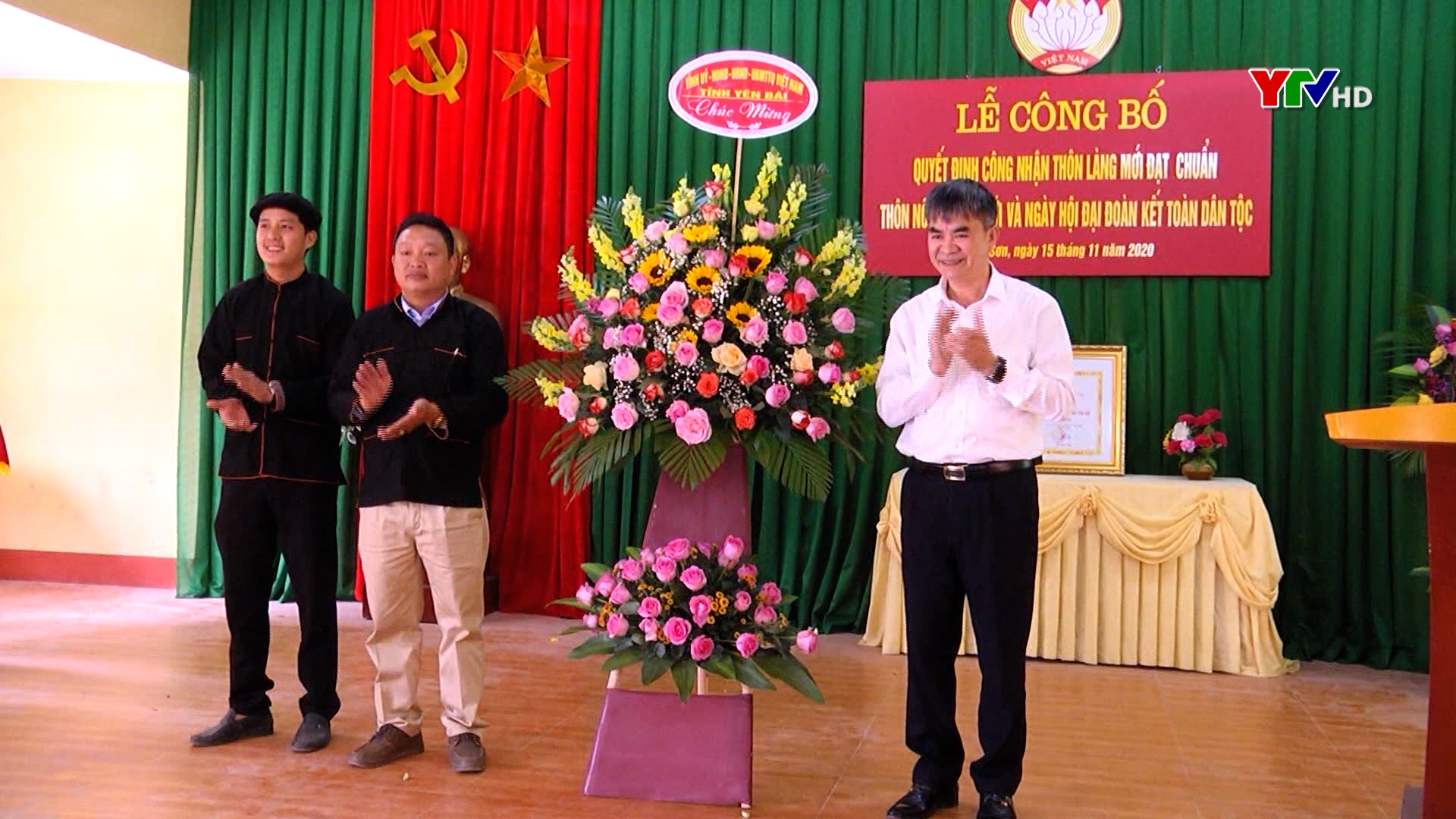 Đồng chí Chu Đình Ngữ - Trưởng Ban Tổ chức Tỉnh ủy chung vui Ngày hội đại đoàn kết với nhân dân xã Đại Sơn, huyện Văn Yên