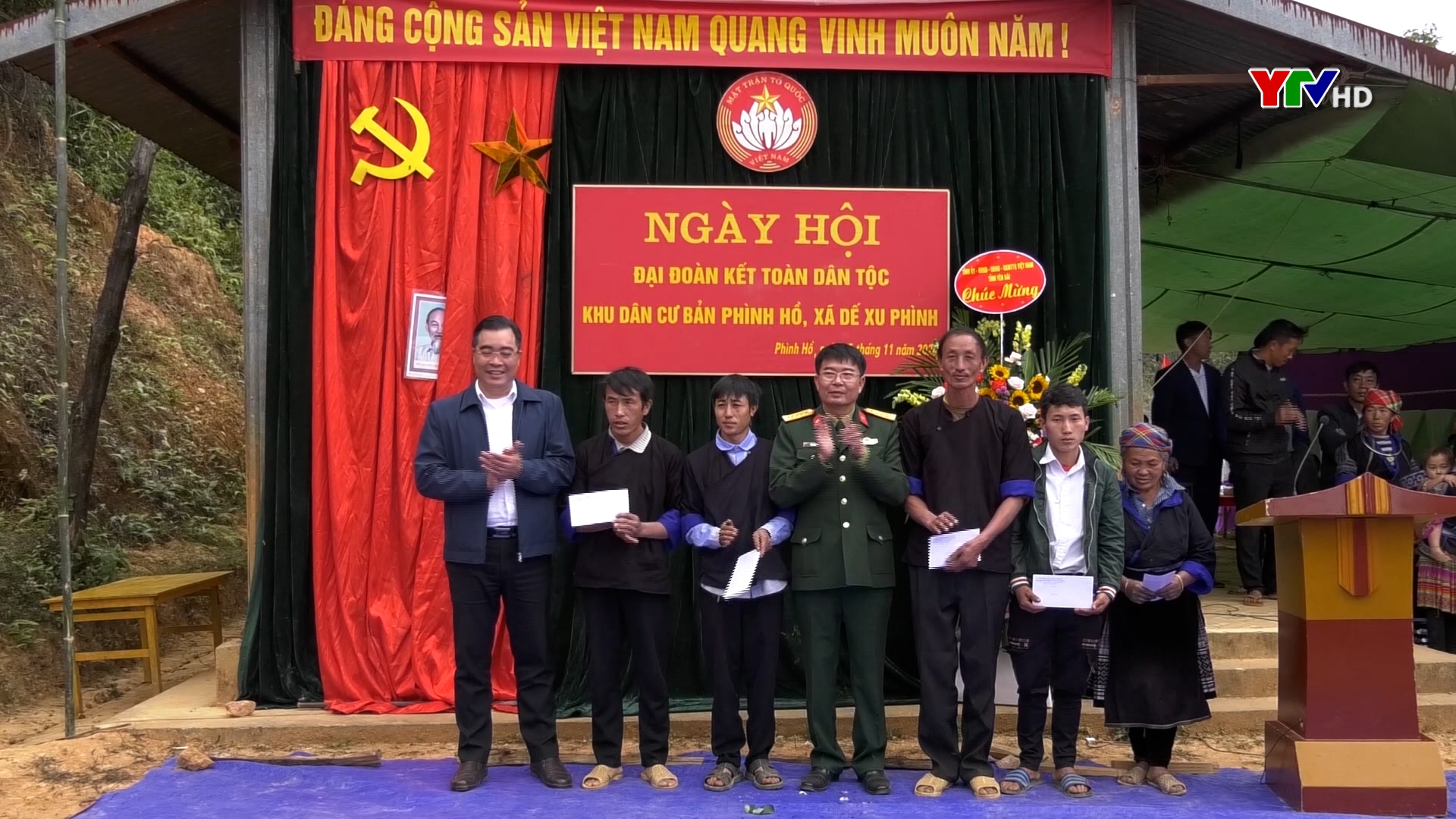 Đại tá Trần Công Ứng - Chỉ huy trưởng Bộ Chỉ huy quân sự tỉnh dự Ngày hội đại đoàn kết tại xã Dế Xu Phình, huyện Mù Cang Chải