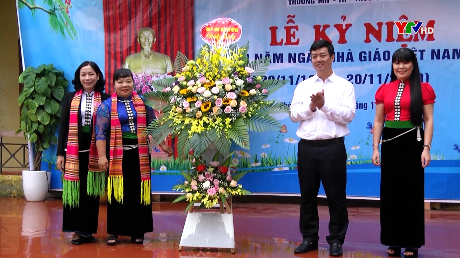 Đồng chí Nguyễn Minh Toàn - Chủ nhiệm Ủy ban Kiểm tra Tỉnh ủy chúc mừng các trường học trên địa bàn xã Phúc Sơn, thị xã Nghĩa Lộ