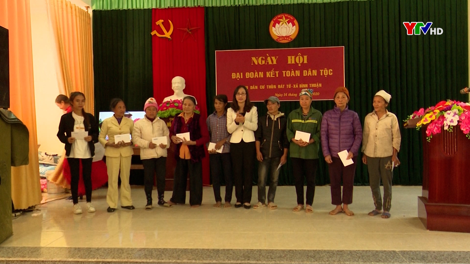 Lãnh đạo Sở Y tế dự Ngày hội Đại đoàn kết tại huyện Văn Chấn