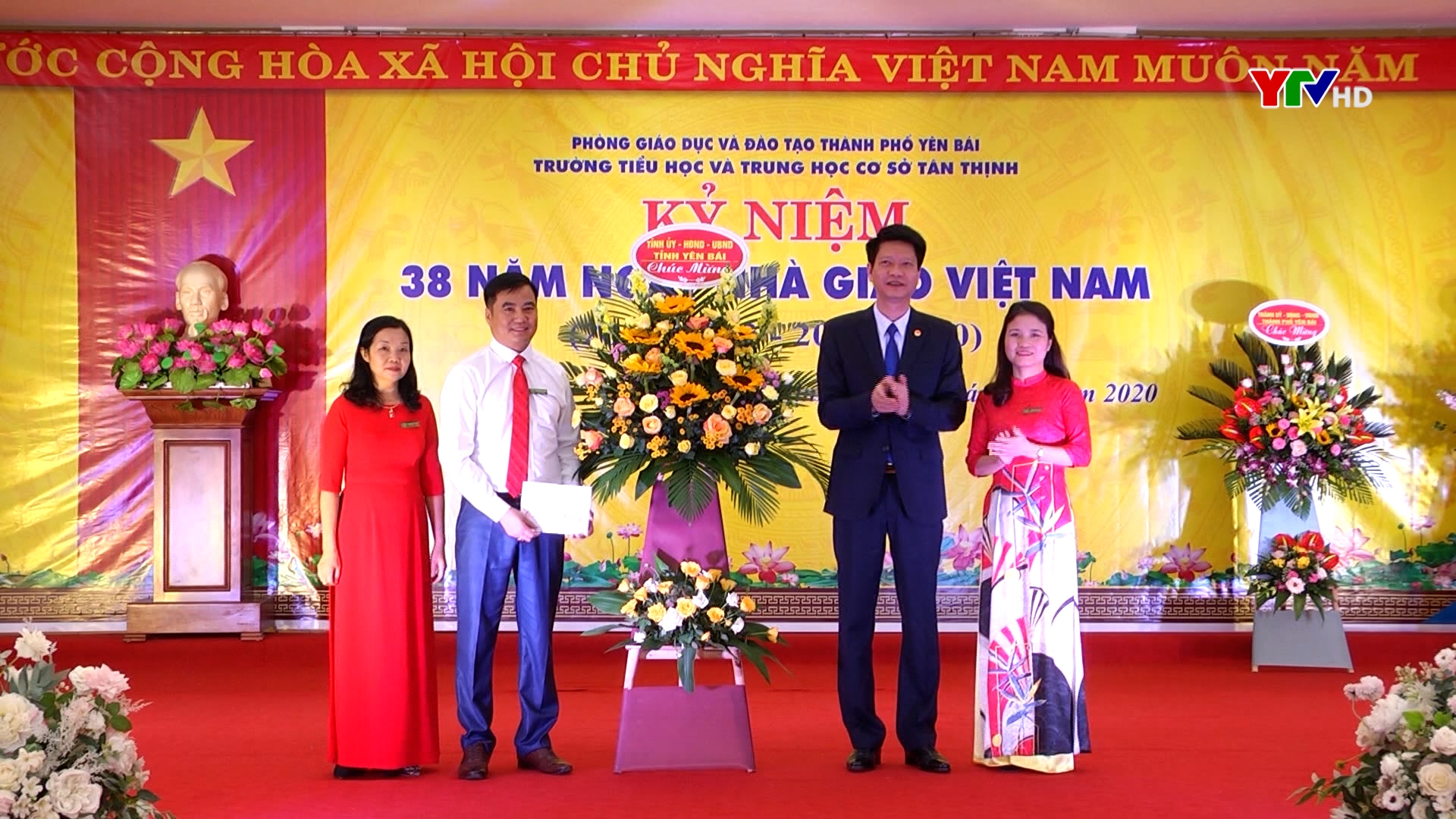 Đồng chí PCT Thường trực UBND tỉnh Nguyễn Thế Phước dự kỷ niệm 38 năm ngày Nhà giáo Việt Nam tại Trường tiểu học và THCS Tân Thịnh, TP Yên Bái
