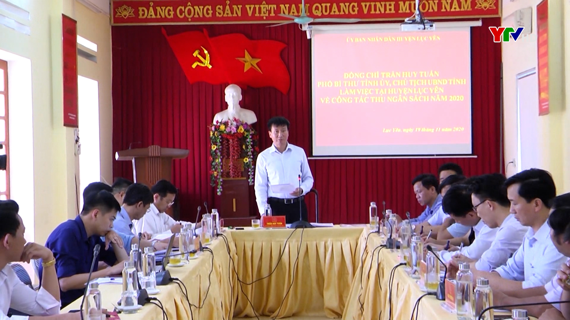 Đồng chí Chủ tịch UBND tỉnh Trần Huy Tuấn làm việc với lãnh đạo huyện Lục Yên về công tác thu ngân sách