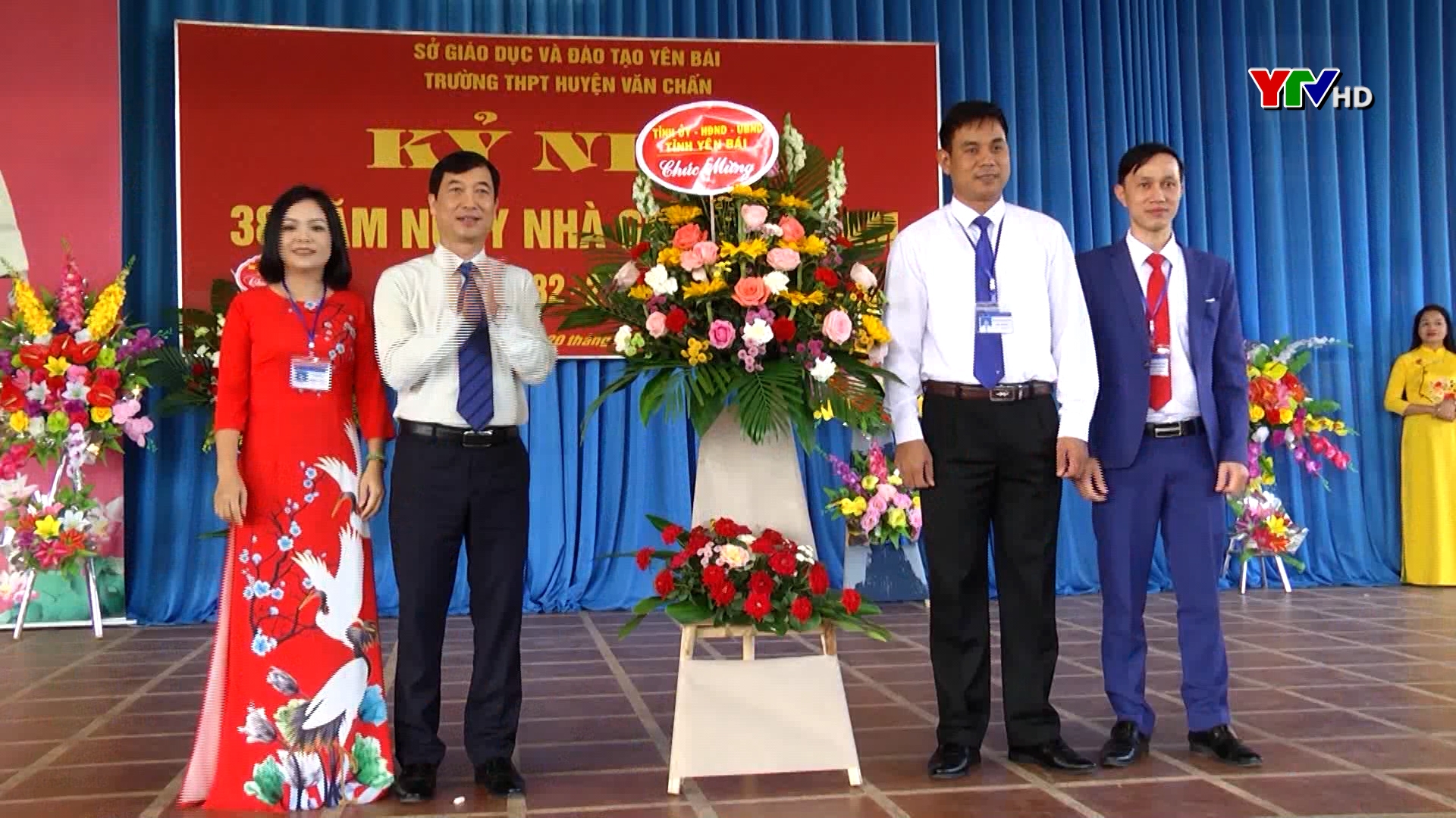 Đồng chí Nguyễn Minh Tuấn - Trưởng Ban Tuyên giáo Tỉnh ủy chúc mừng thầy và trò Trường THPT Văn Chấn
